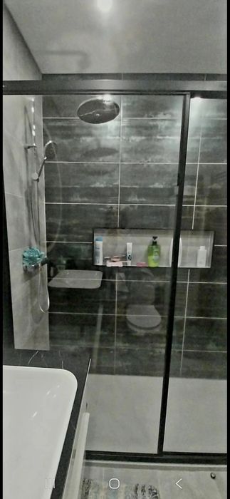 QUARTO grande com  despesas incluídas 450€   autocarro á porta e  a 5 minutos do COMBOIO.