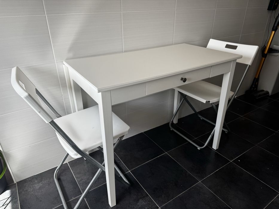 Mesa extensível com duas cadeiras