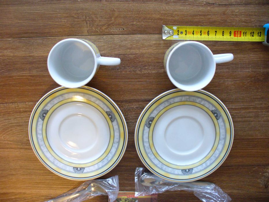 Zestaw porcelany: kubki, filiżaneczki, talerzyki