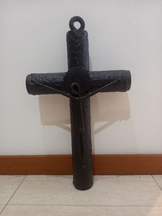 Cruz em ferro antiga