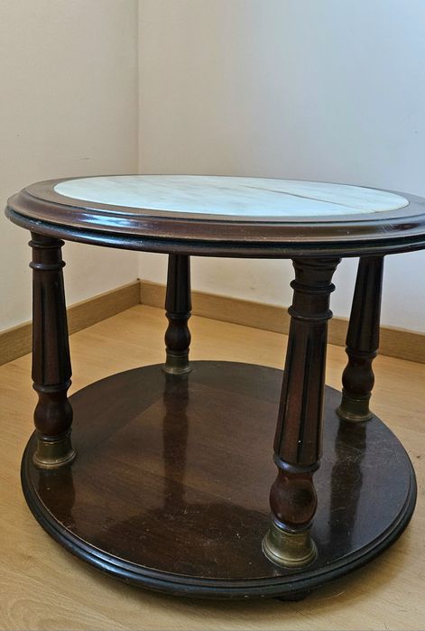 Mesa de centro com pedra de mármore