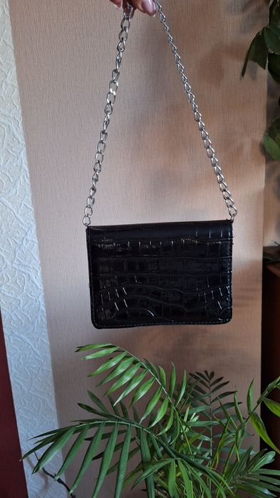 Czarna torebka kopertówka