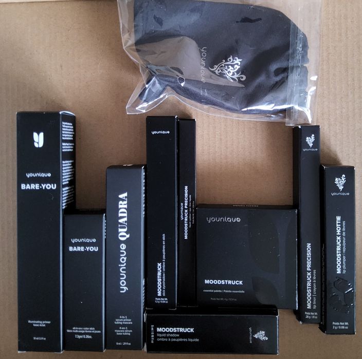 Zestaw kosmetyków do makijażu marki Younique