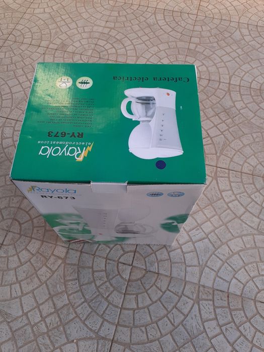 Cafeteira elétrica Rayola nova com caixa.