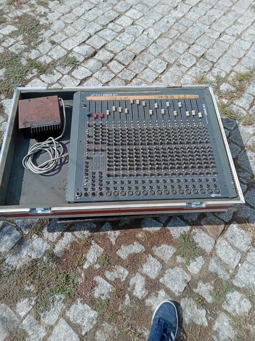 Soundcraft Spirit 12-Channel Mixing Console with Case64564004255362121