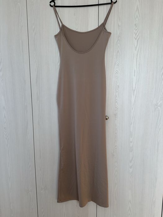 Długa obcisła sukienka na ramiączkach Bershka