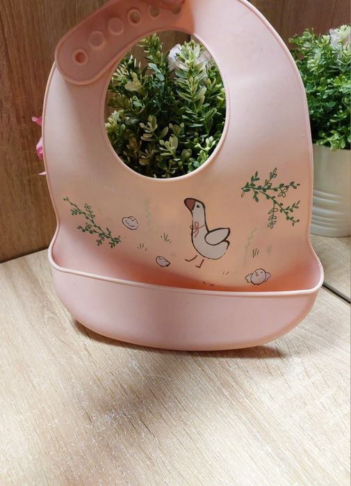 Śliczny śliniaczek z kieszonką +2 wiązany gratis