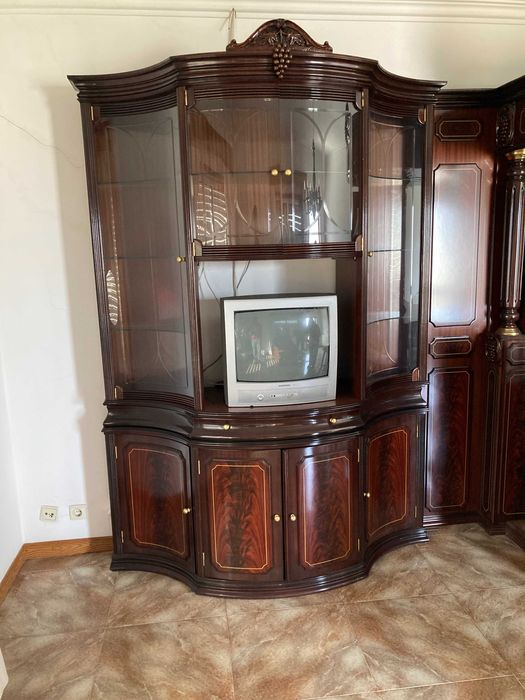 Bar de Sala em madeira com bancos