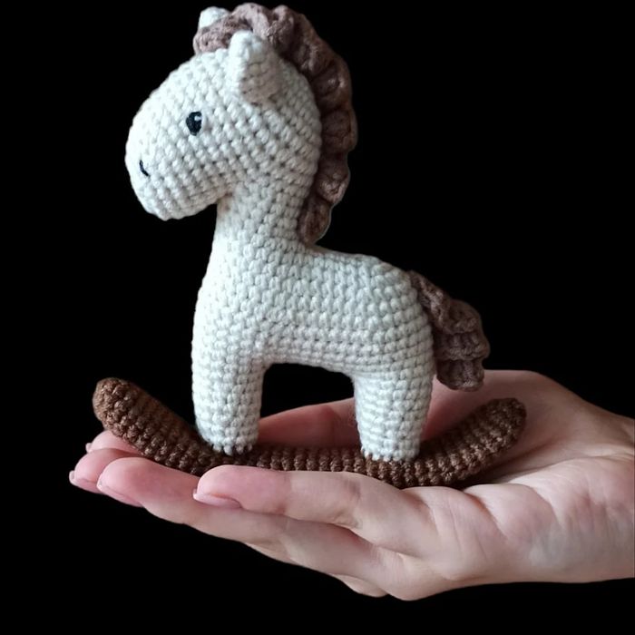 Konik na biegunach, na szydełku