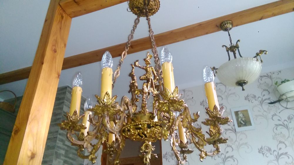 Stary figuralny mosiężny żyrandol, lampa.