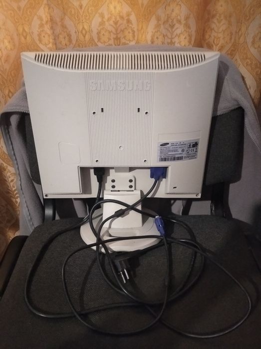 Монітор Samsung SyncMaster 710N
17 дюймів - робочий . Підійде для комп