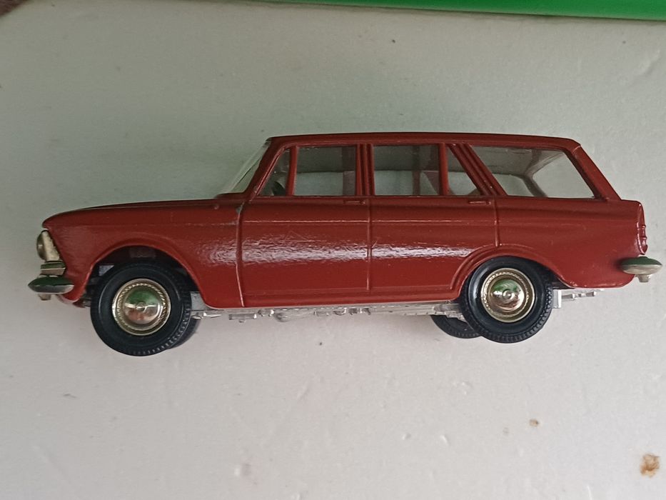 Модель авто СССР  1:43 "москвич-426" красный цвет.