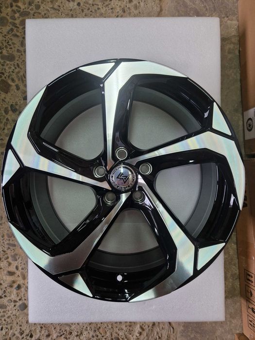 Диски новые одноширокие Lexus R18 W8.0 PCD 5x114.3 ET35 DIA 60.1
