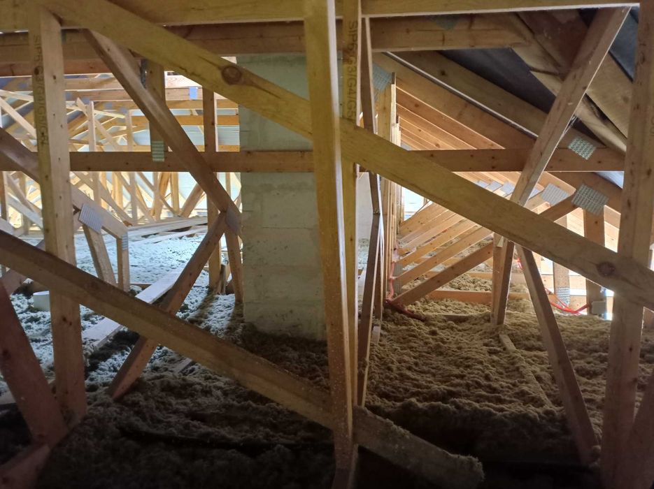 nadmuch izolacji (wełna, celuloza). Ocieplenia sufitów i poddaszy
