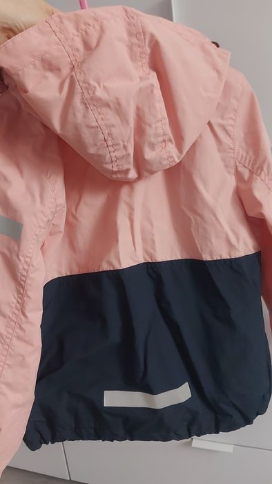 Гарна легка куртка на дівчинку