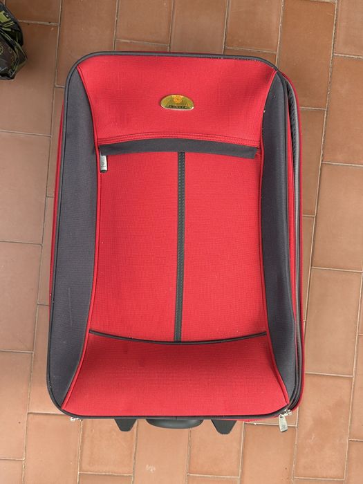 mala de viagem vermelha