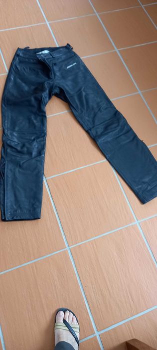 Calcas de mota em couro, de senhora