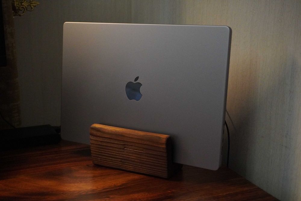 Авторская подставка для MacBook из старинной древесины (ручная работа)