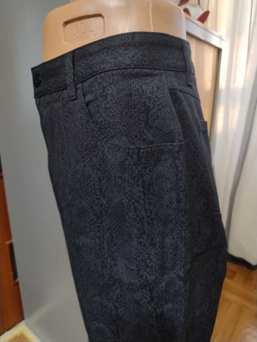 Джинсы бананы, стрейч, принт рептилия, размер 46/30