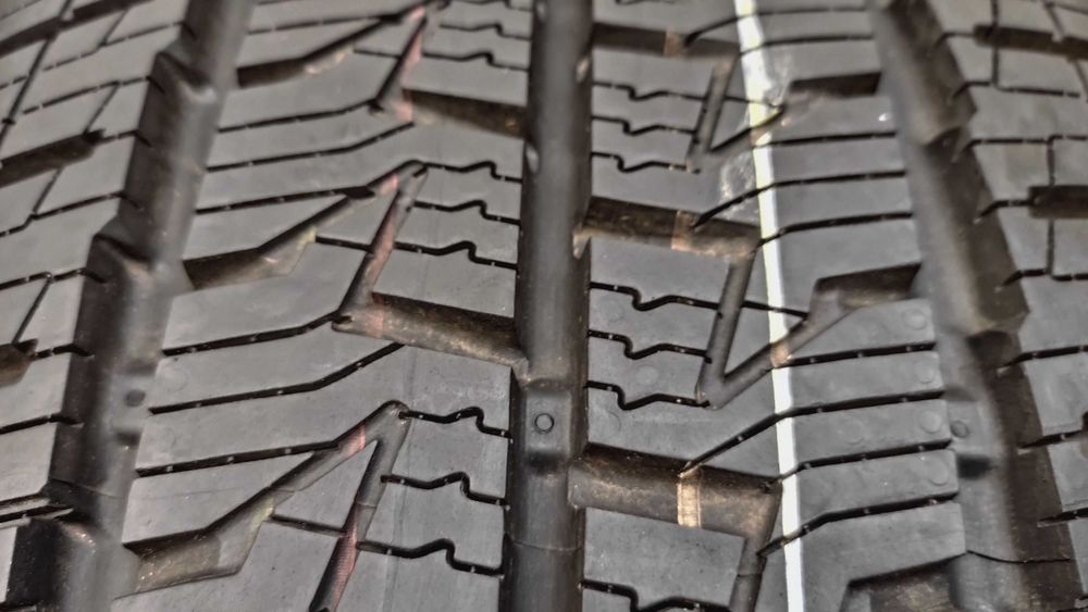 Шини 225/70R15C Continental. стан нових Всесезонні