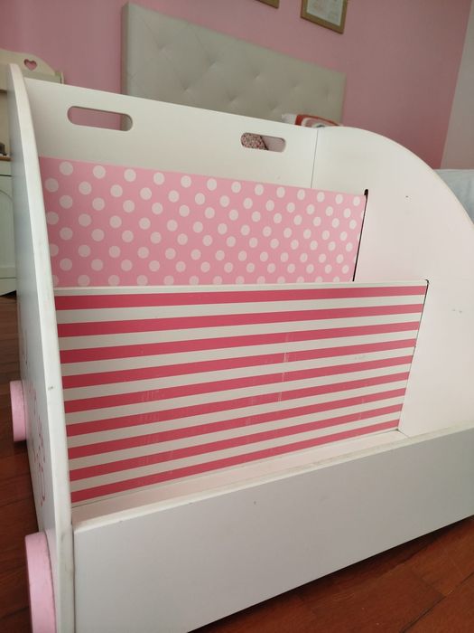 Móvel biblioteca com rodinhas