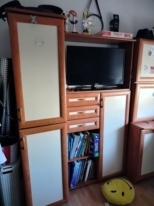 Solidny zestaw mebli na wymiar: Biurko narożne + Nadstawka + Szafa