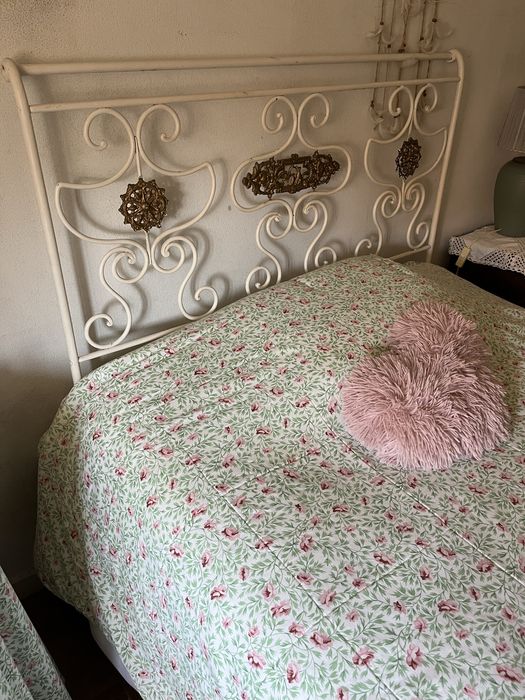 Cama antiga em ferro trabalhado – estilo vintage/romântico