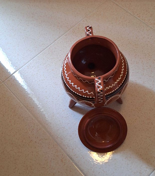 Pote em louça de barro vermelho