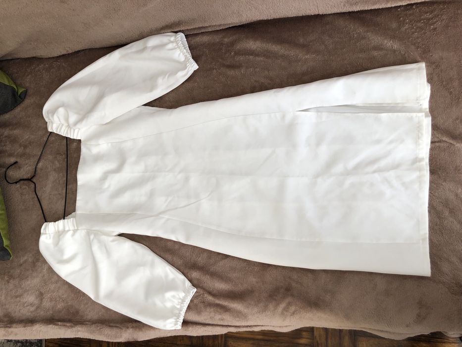 Біла сукня.