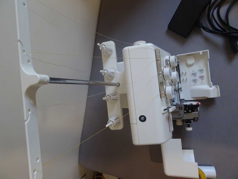 Máquina de costura corte e cose doméstica