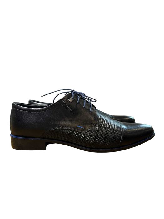 Buty męskie eleganckie skórzane granatowe sznurowane Derby z niebieskimi akcentami rozmiar 40 OEG70WZ47 CZARNY NIEBIESKA NIĆ OZDOBNA