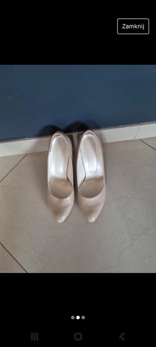 Beżowe szpilki..