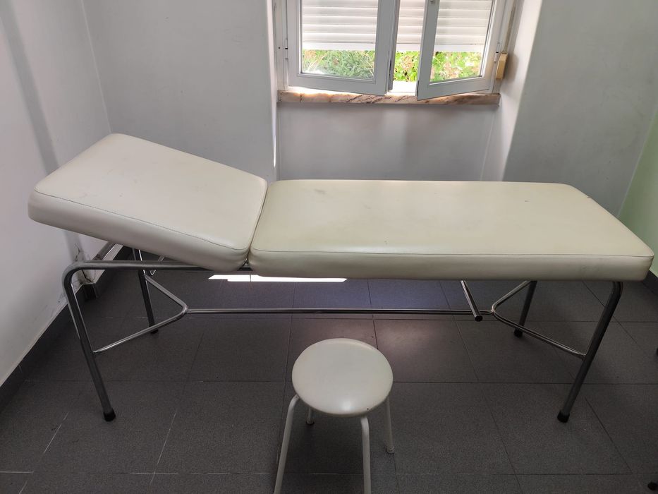 Maca de Estética Reclinável + Banco Auxiliar (Mocho) - Branco
