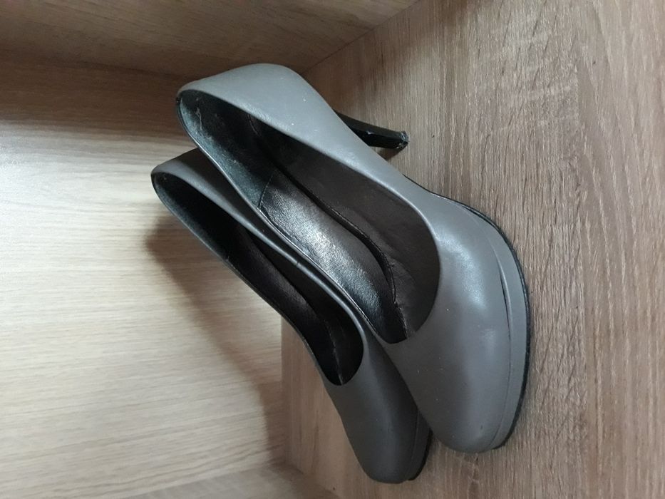 Szare czółenka na platformie