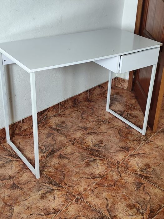 Mesa escritório - 25€
(Com Marcas de uso)