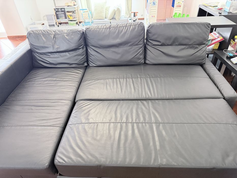 Sofá-cama IKEA FRIHETEN - Couro Sintético Preto (Com Arrumação)