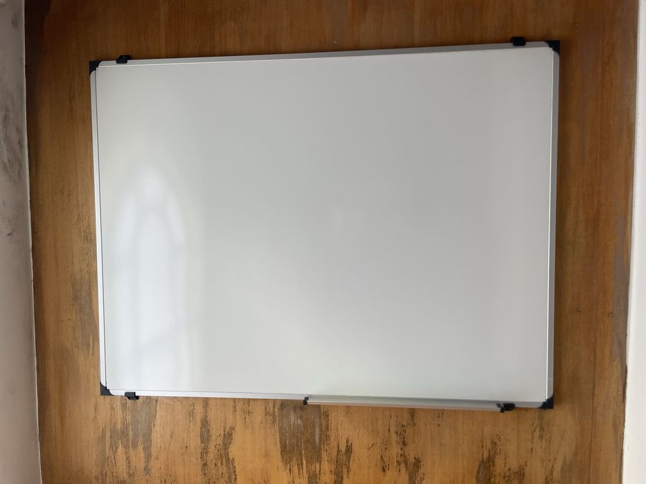 Secretárias, cadeiras e quadros