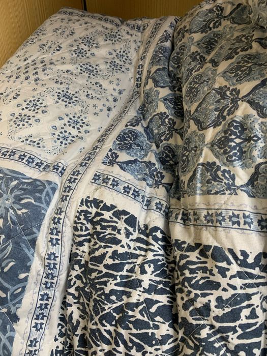 Edredons azul e branco