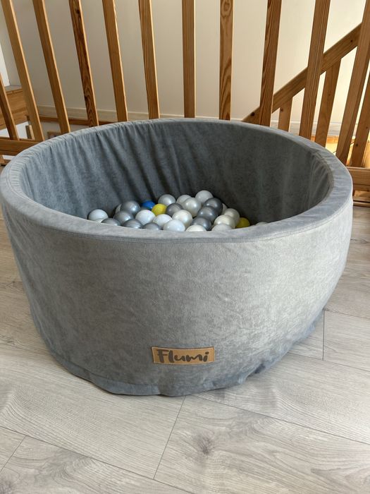 Suchy basen z kulkami