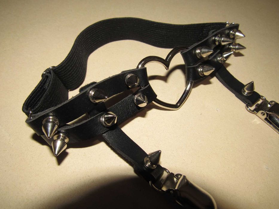 Подвязка с шипами в панк-стиле для подарка девушкам