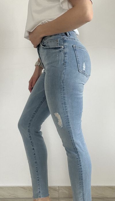 Jasnoniebieskie jeansy skinny z przetarciami H&M r. 36