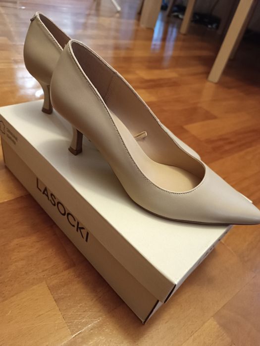 Czółenka skórzane buty szpilki Lasocki 36 beżowe