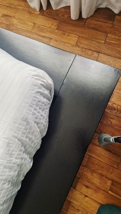 Quarto completo elegante com colchão