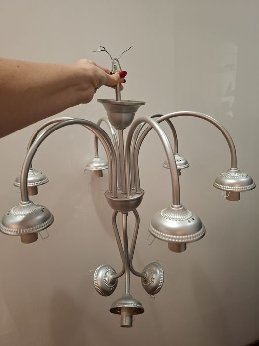 Żyrandol 9 ramienny w kształcie winogrona.