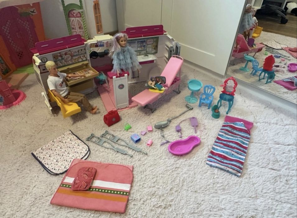 Barbie Karetka Mobilna klinika — Zestaw z akcesoriami
