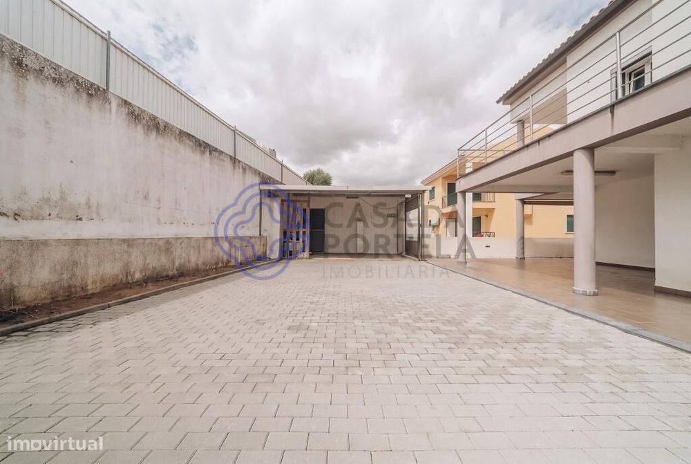 Moradia isolada T5 c/logradouro e garagem - Algueirão Mem Martins, Sin