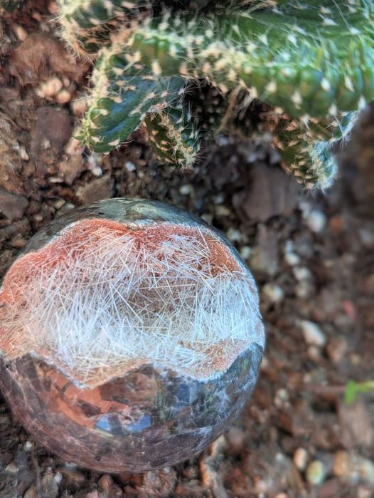 Esfera de Cristal de Quartzo com Agulhas de Goethite brancas.
