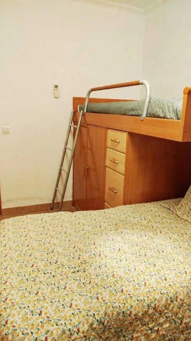 Móvel de quarto (beliche + roupeiro e gavetas + cama extra)