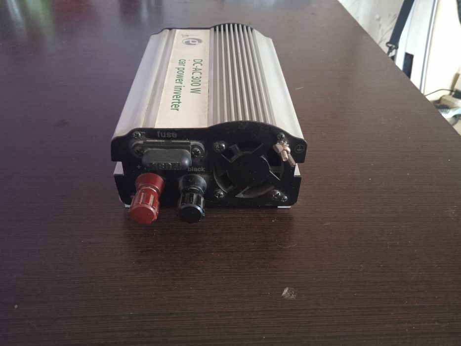 Преобразователь тока 12 V DC-230 V AC up 1.3 A.