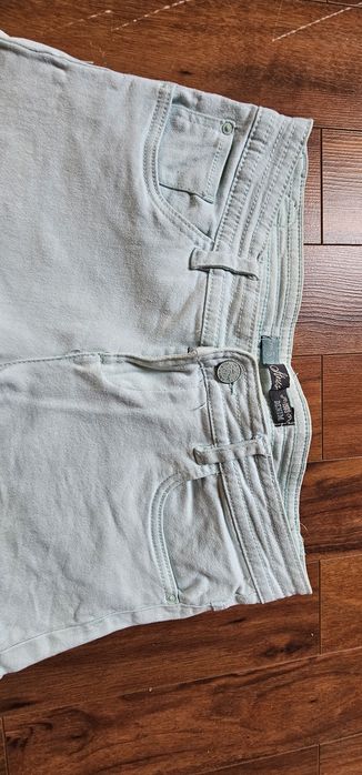 Krótkie miętowe szorty